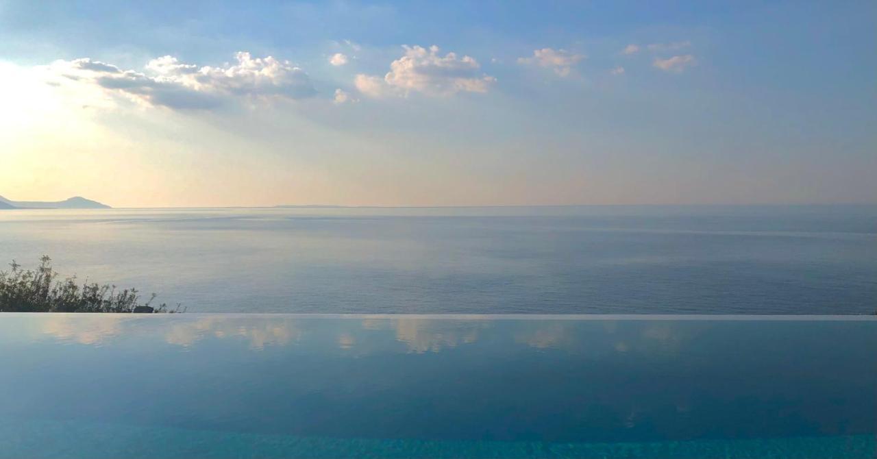 Kuro Beach House - Oceanfront Luxury & 25M Pool Achlia エクステリア 写真