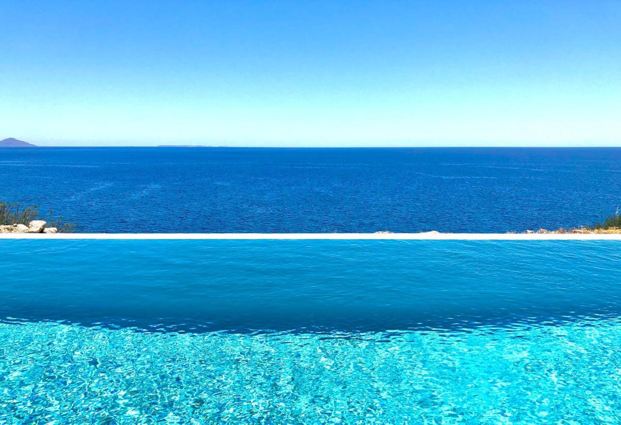 Kuro Beach House - Oceanfront Luxury & 25M Pool Achlia エクステリア 写真