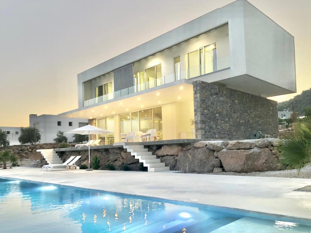 Kuro Beach House - Oceanfront Luxury & 25M Pool Achlia エクステリア 写真