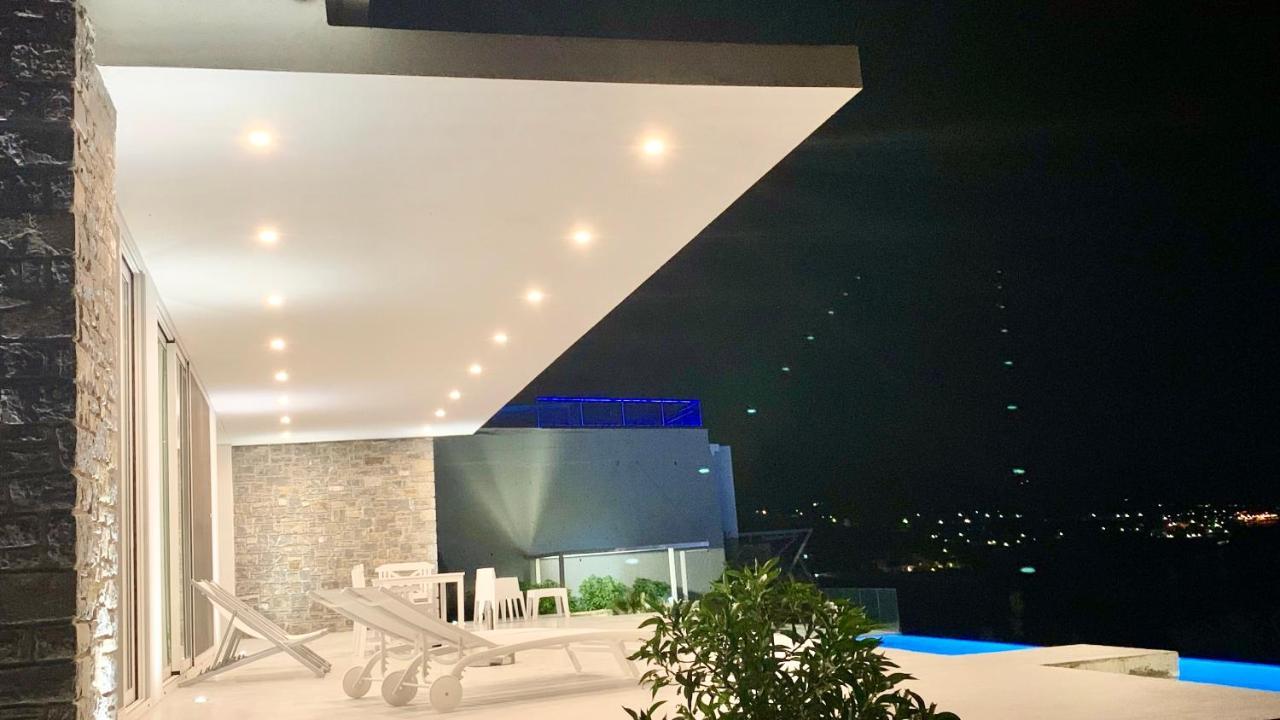 Kuro Beach House - Oceanfront Luxury & 25M Pool Achlia エクステリア 写真